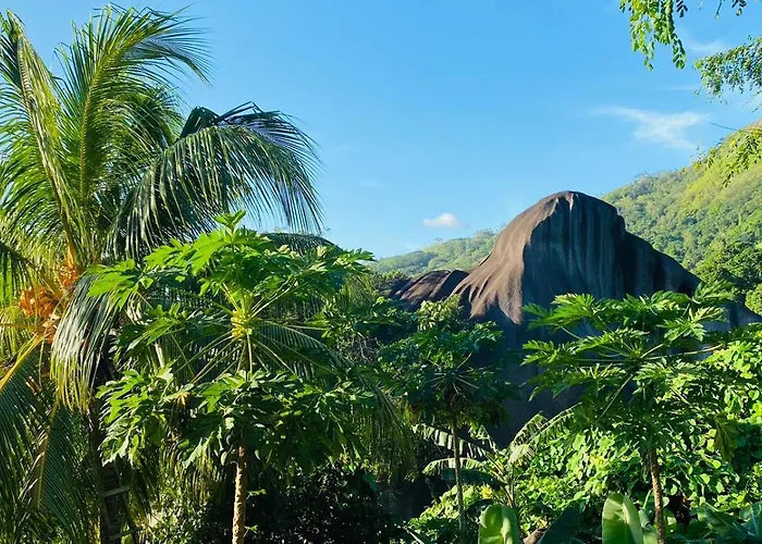 Josies * Beau Vallon